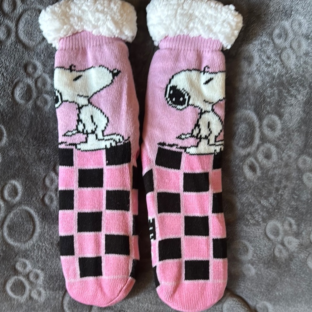 Women’s Peanuts Pink Snoopy Checkered No Slip Grip Socks
